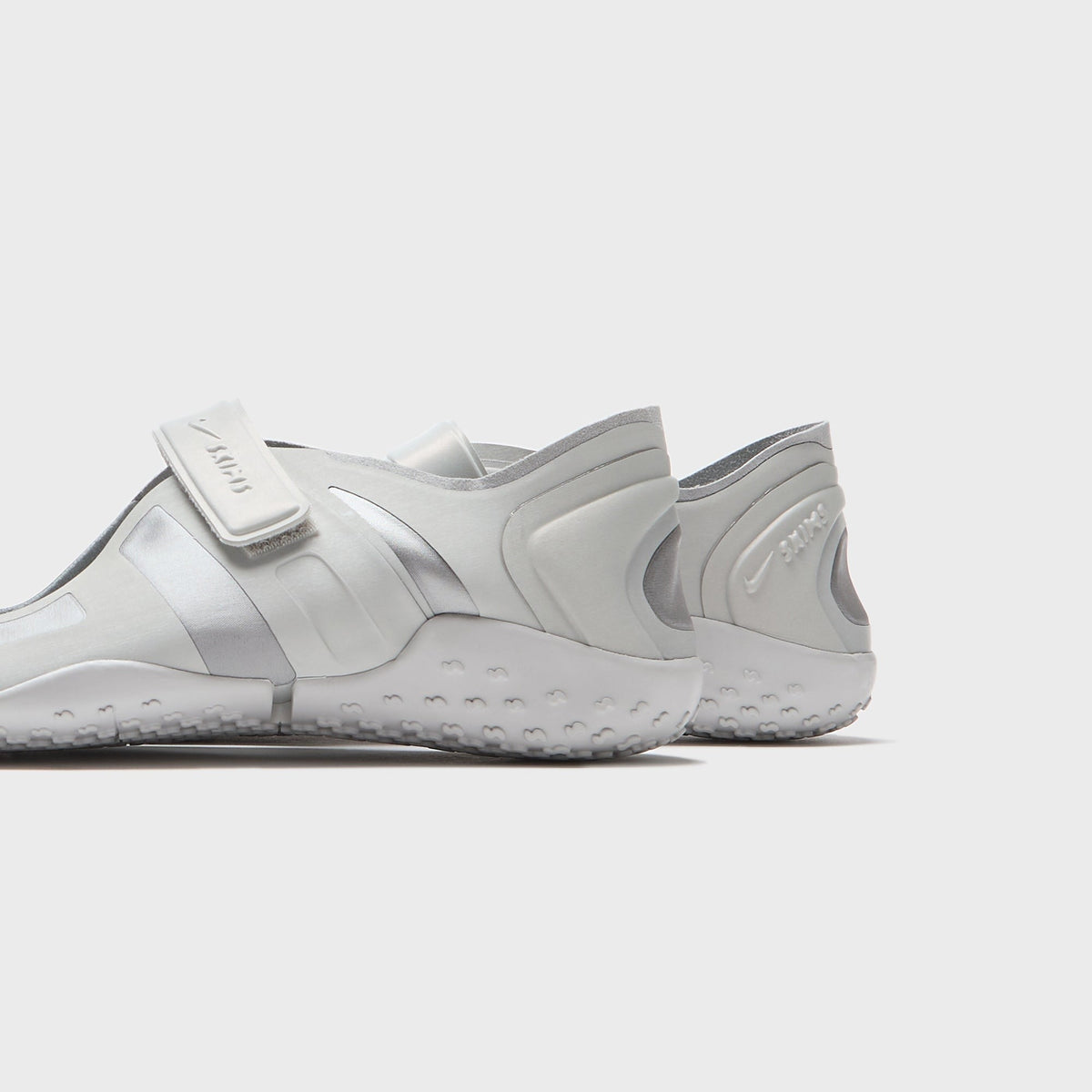 NikeSKIMS WMNS Rift Satin - Night Silver / Base Grey