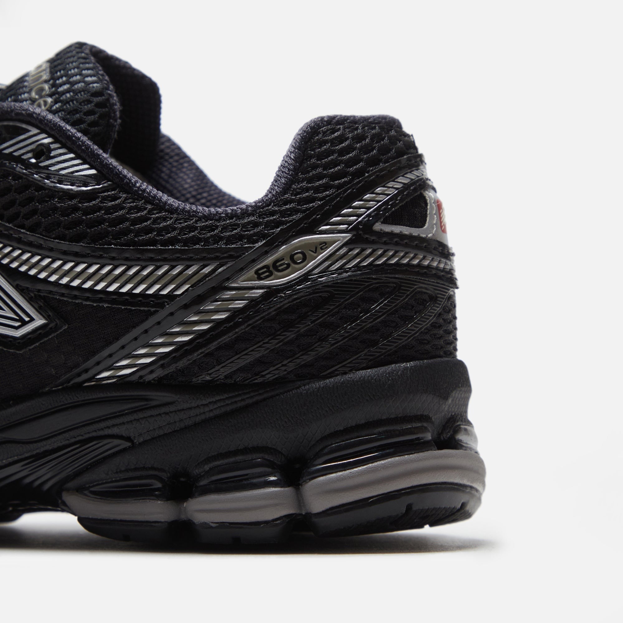 New Balance 860v2 - Black / Silver Metallic