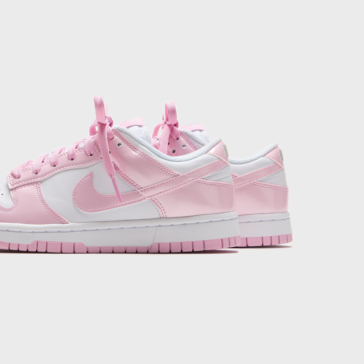 Nike WMNS Dunk Low SE - White / Metallic Silver / Pink Rise