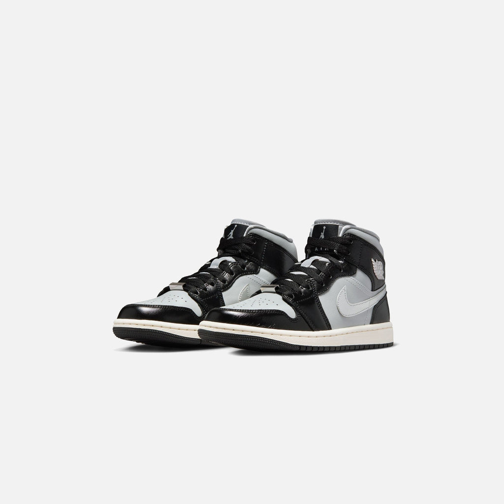 Nike WMNS Air Jordan 1 Mid SE - Black / Metallic Silver / Light Smoke