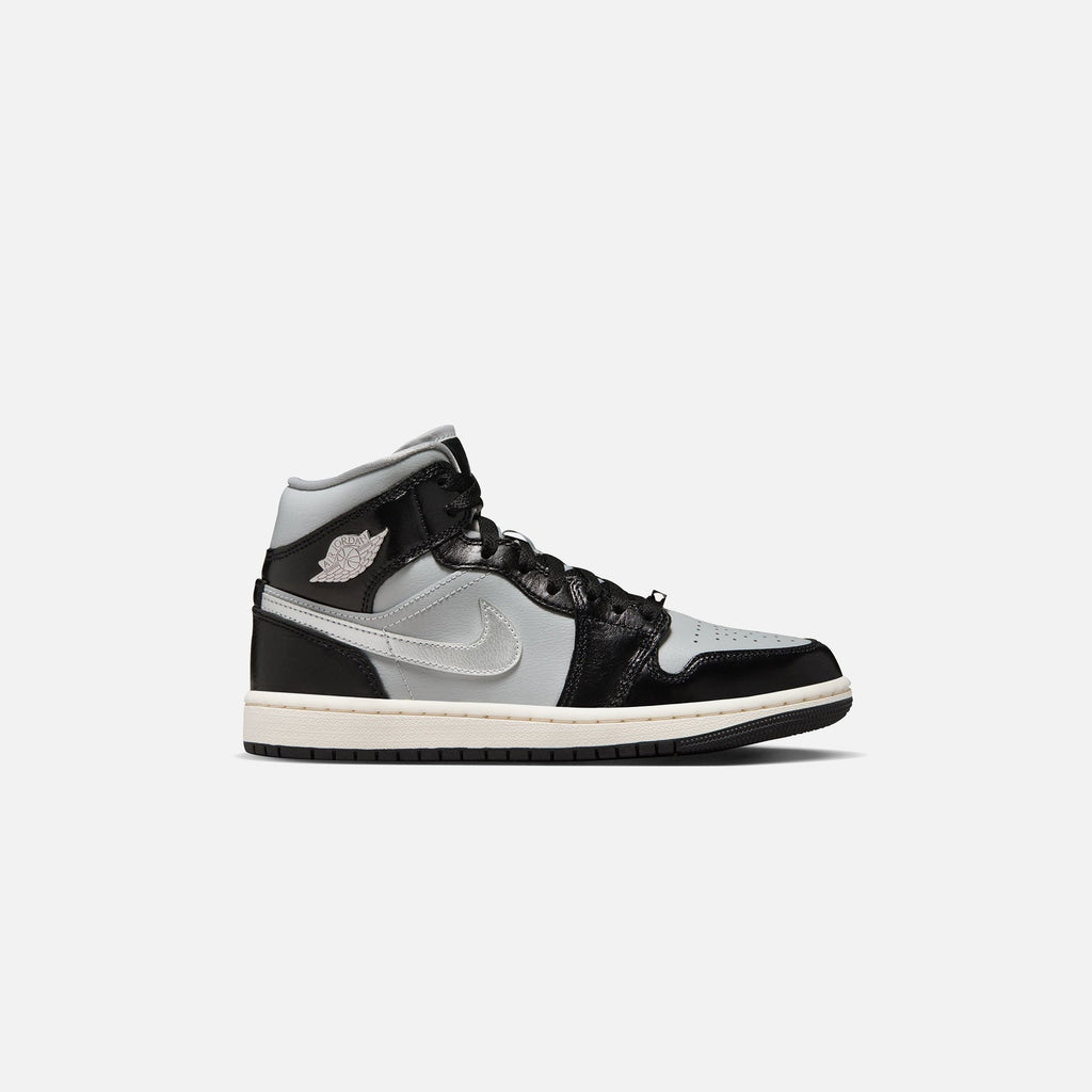 Nike WMNS Air Jordan 1 Mid SE - Black / Metallic Silver / Light Smoke
