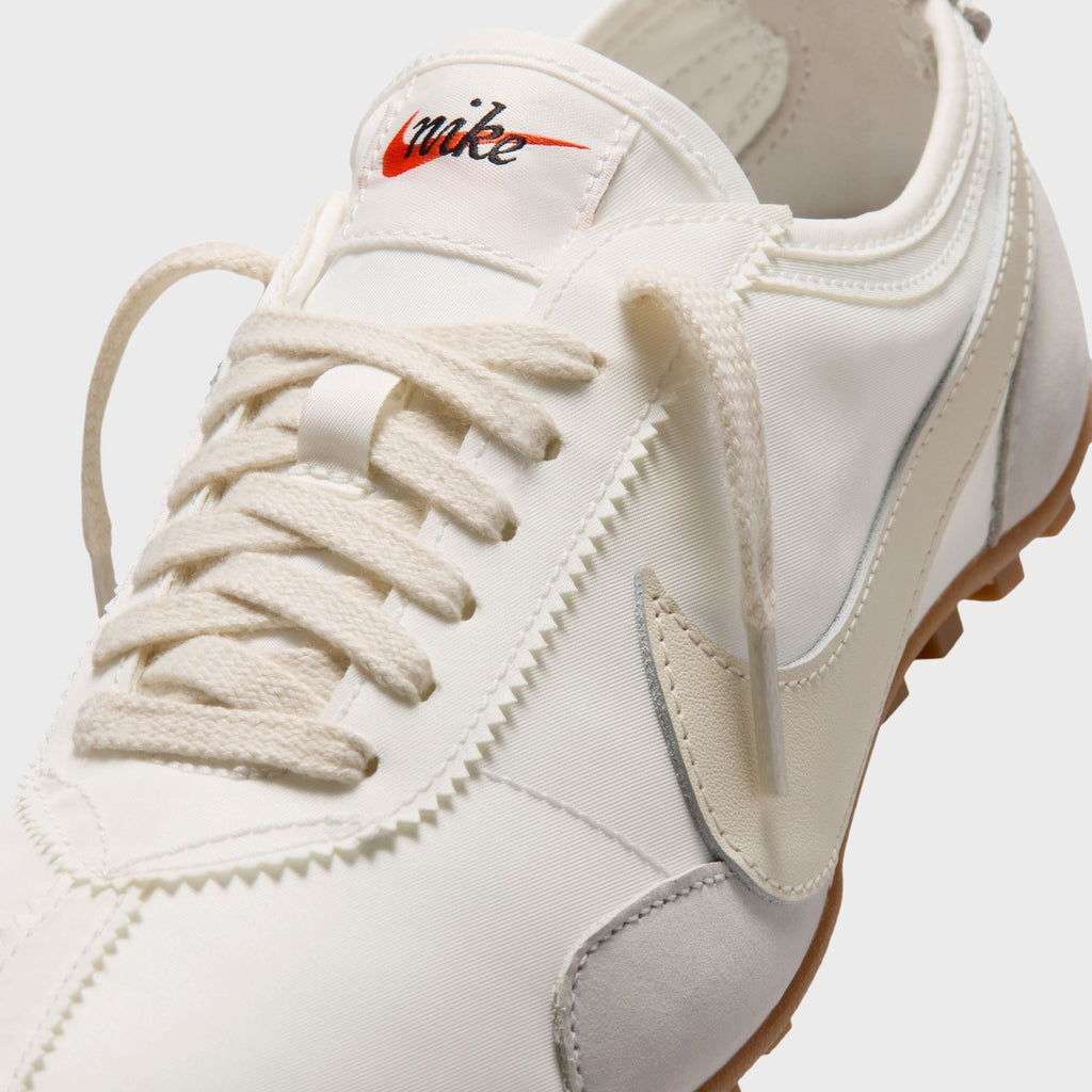 Nike WMNS Moon Shoe OG - Summit White / Gum Light Brown / Soft Pearl