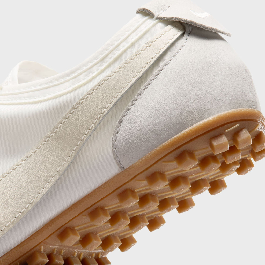 Nike WMNS Moon Shoe OG - Summit White / Gum Light Brown / Soft Pearl