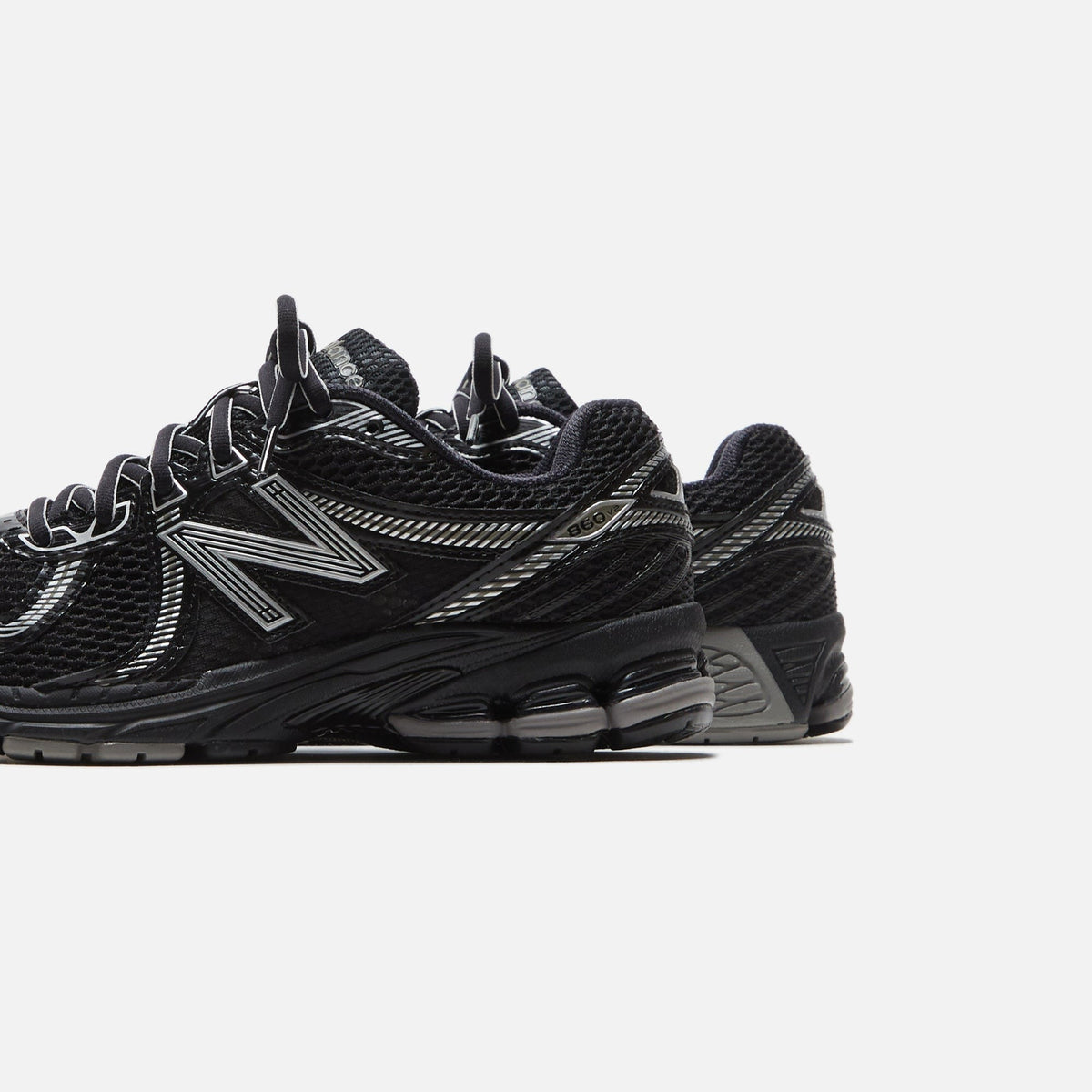 New Balance 860v2 - Black / Silver Metallic