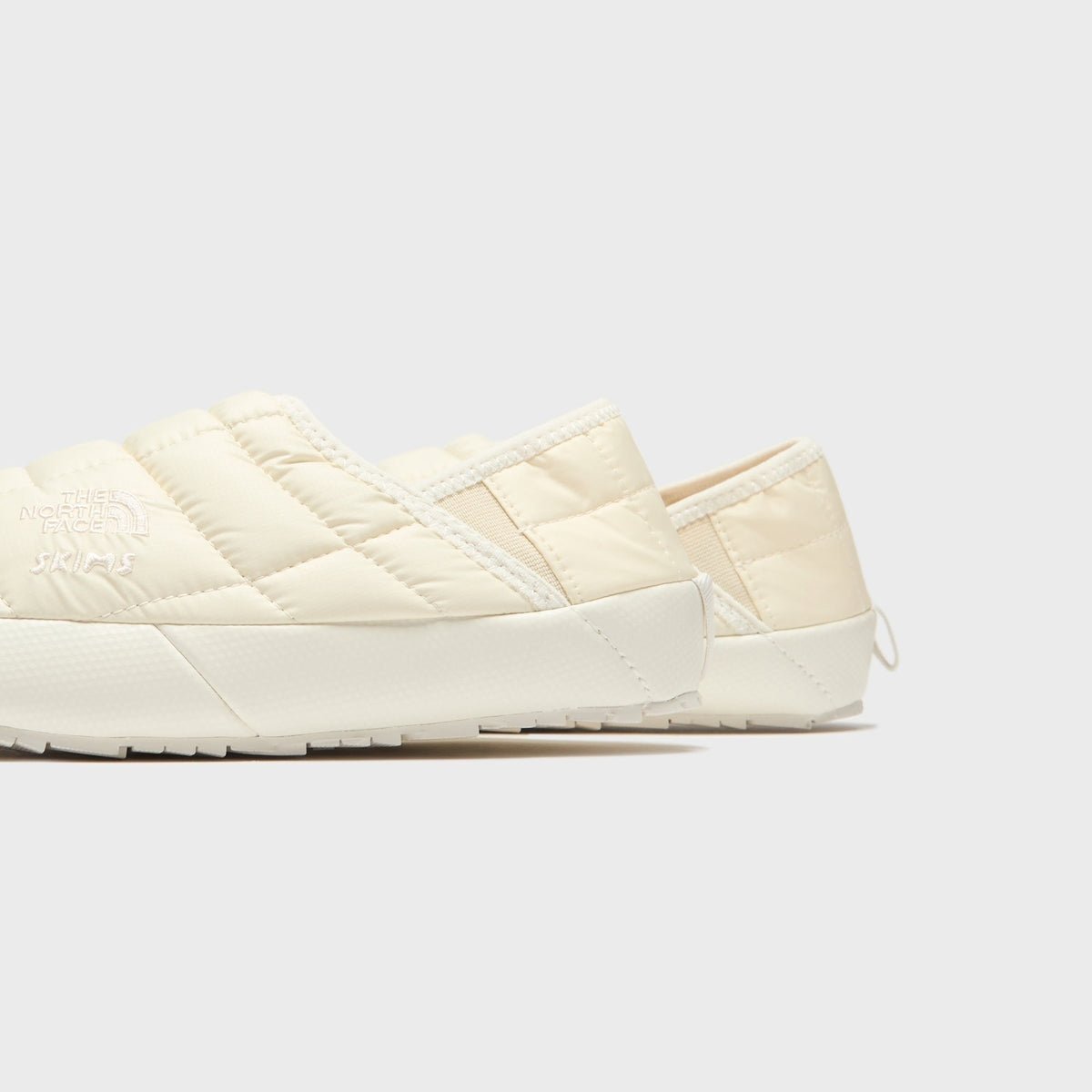 The North Face x SKIMS WMNS Thermoball Traction Mule V - Bone