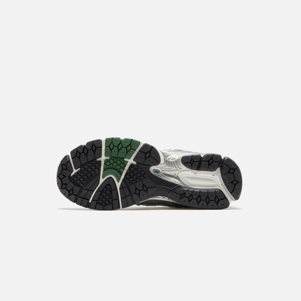 (RTV) New Balance 1906R - Silver Metallic / Nightwatch Green