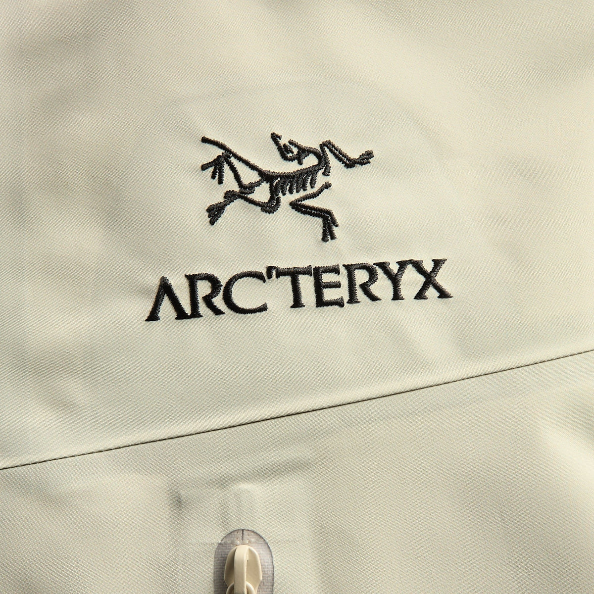 Arc'teryx Alpha SV Jacket - Sea Salt / Black
