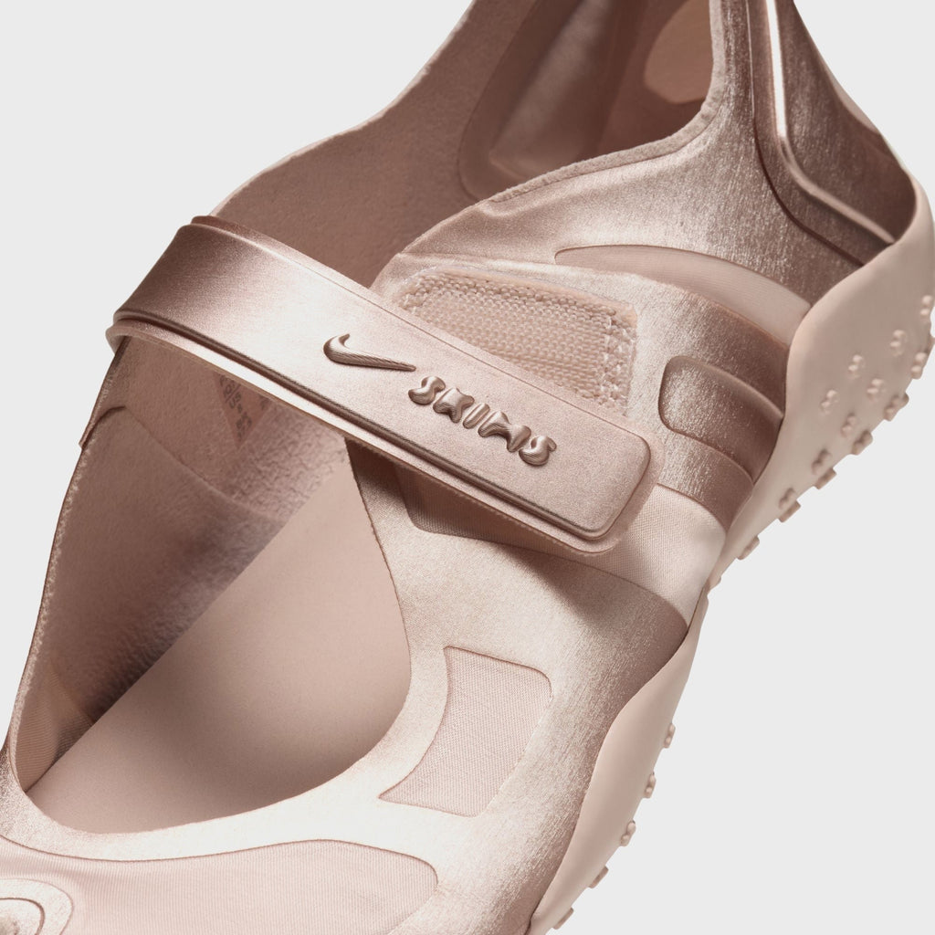 NikeSKIMS WMNS Rift Satin - Silt Red / Silt Red / Silt Red