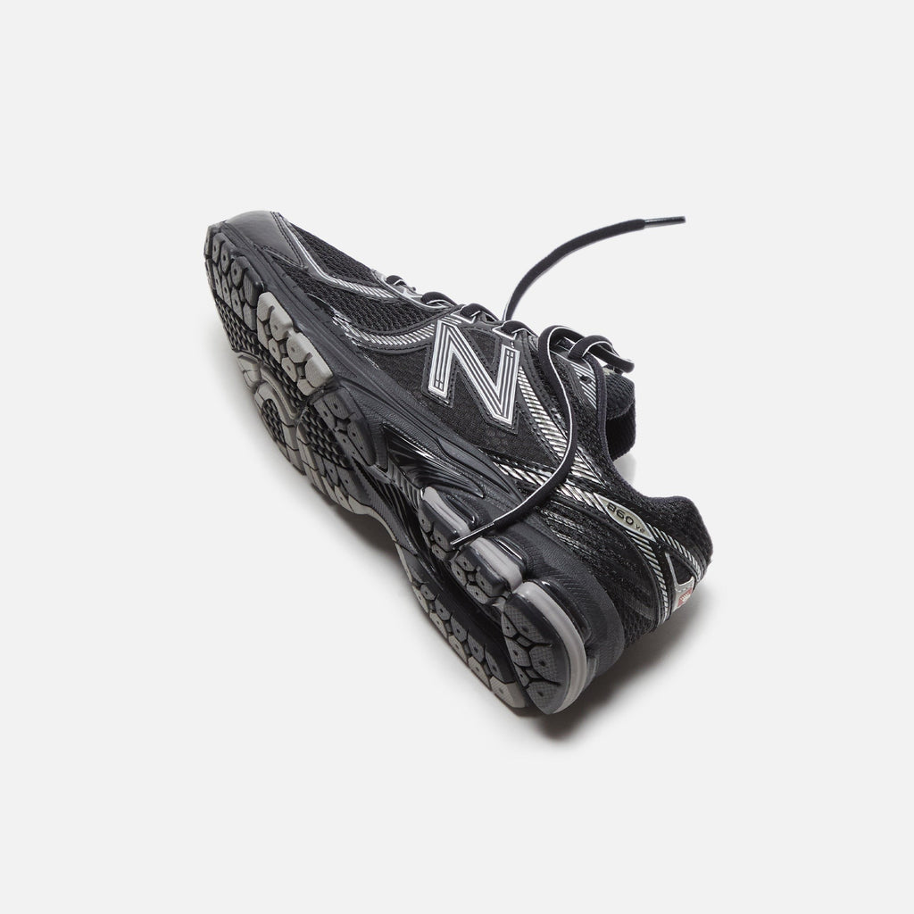 New Balance 860v2 - Black / Silver Metallic