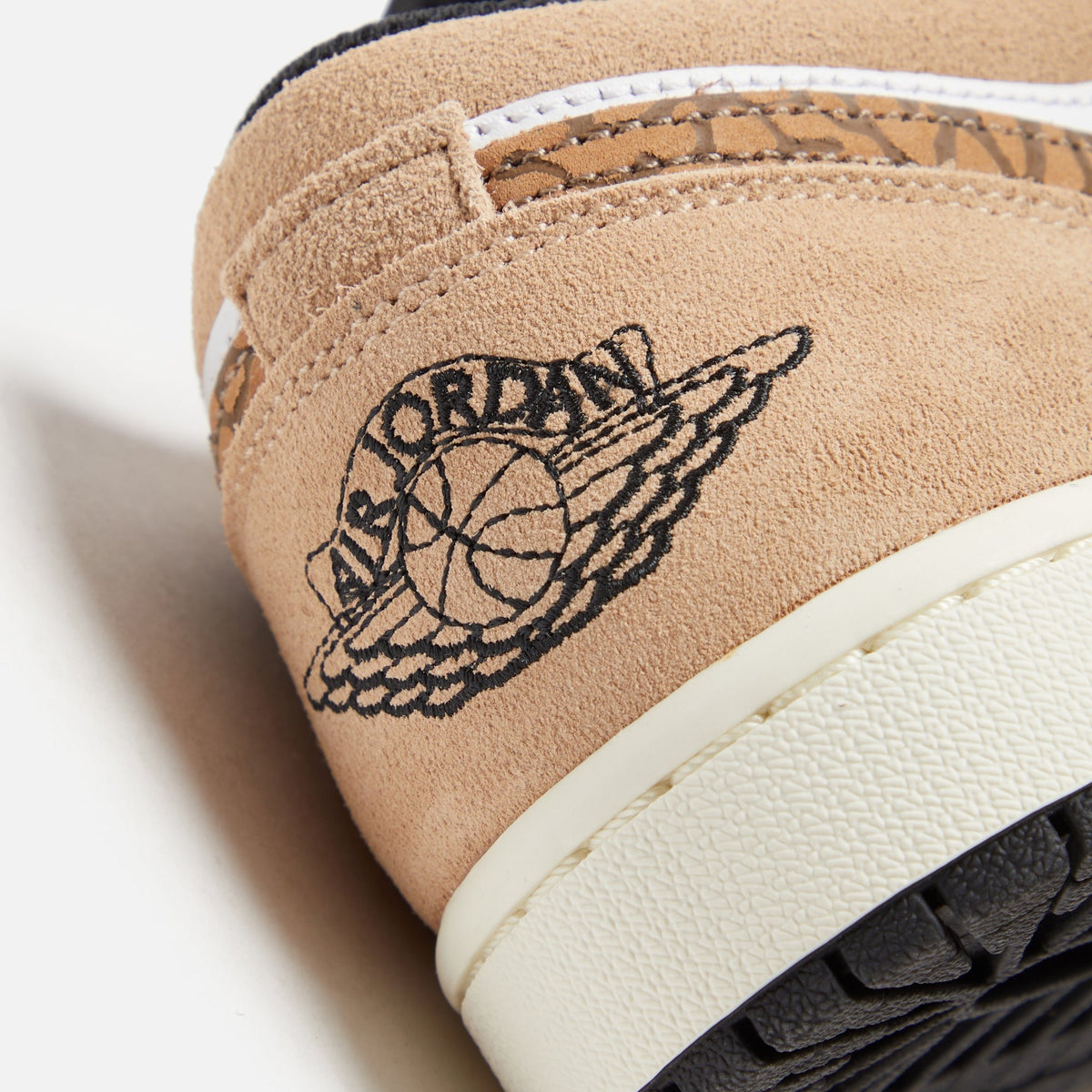 Nike Air Jordan 1 Low SE - Hemp / Metallic Gold / White / Light British Tan