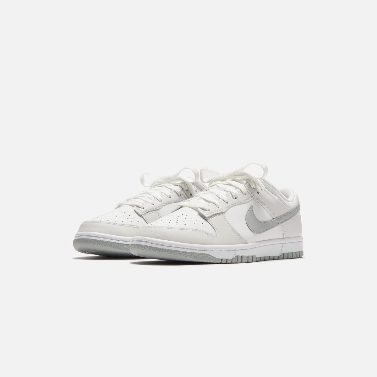 Nike Dunk Low Retro - Summit White / Light Smoke Grey / Platinum
