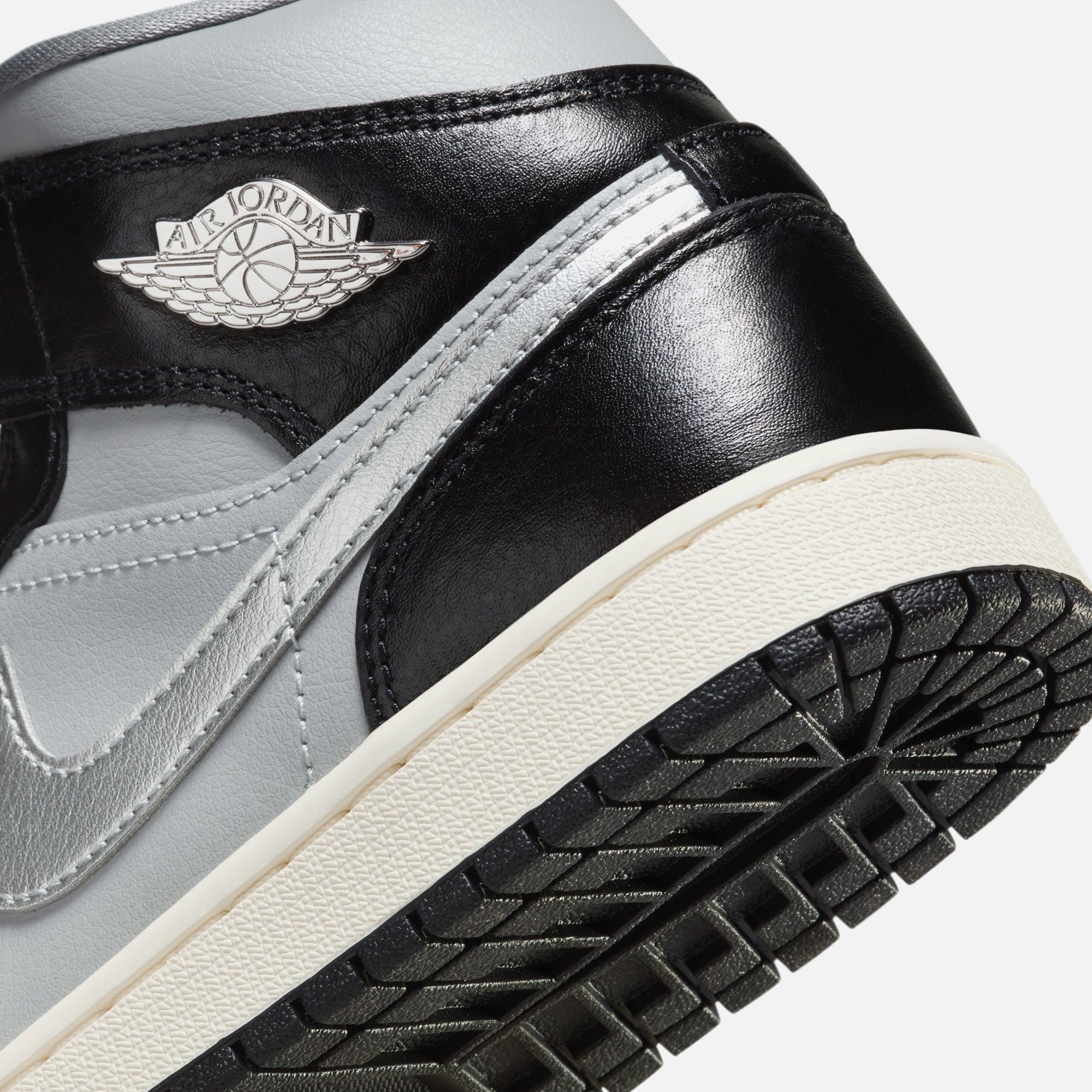 Nike WMNS Air Jordan 1 Mid SE - Black / Metallic Silver / Light Smoke