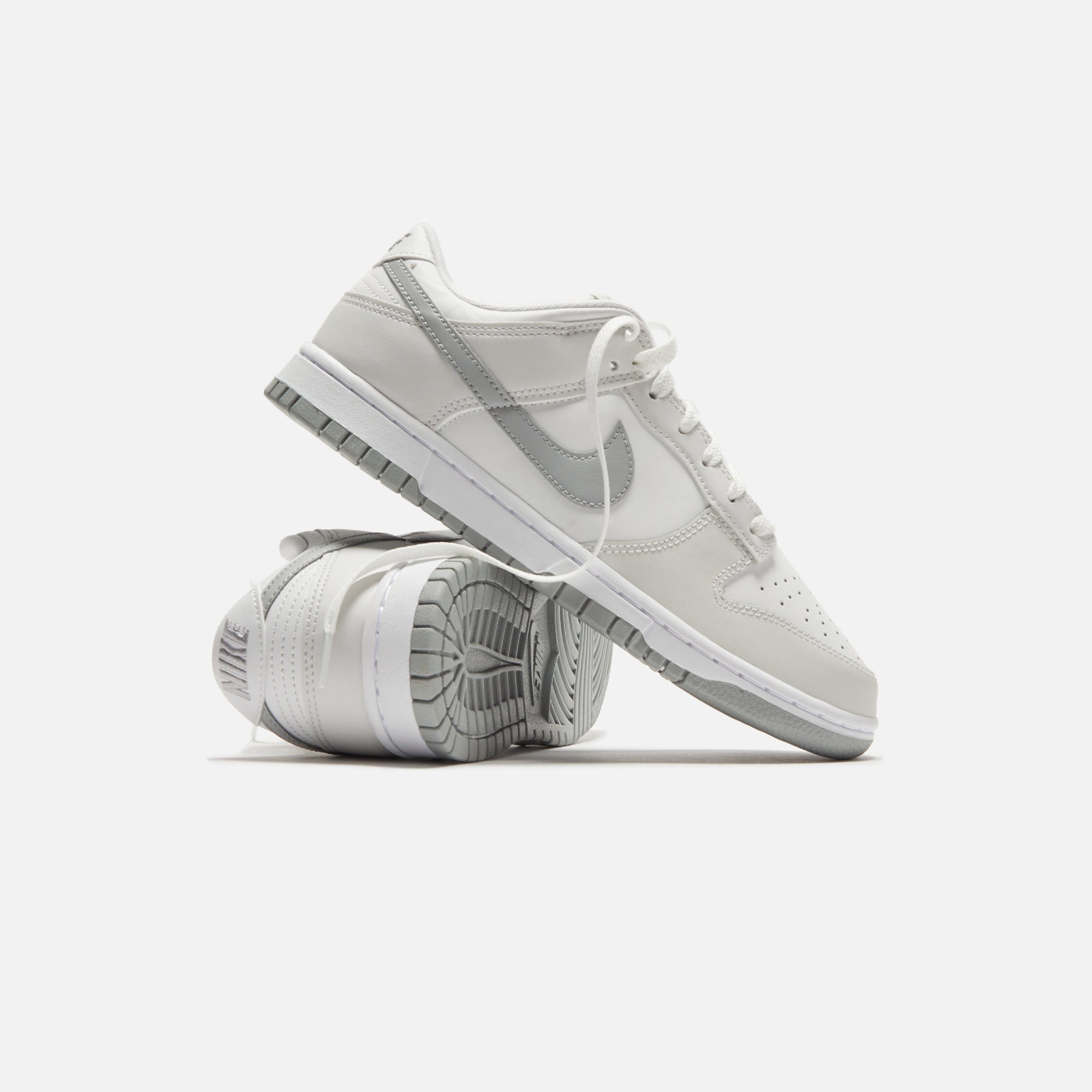 Nike Dunk Low Retro - Summit White / Light Smoke Grey / Platinum