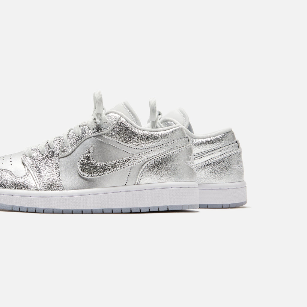 Jordan WMNS Air Jordan 1 Low SE - Metallic Silver