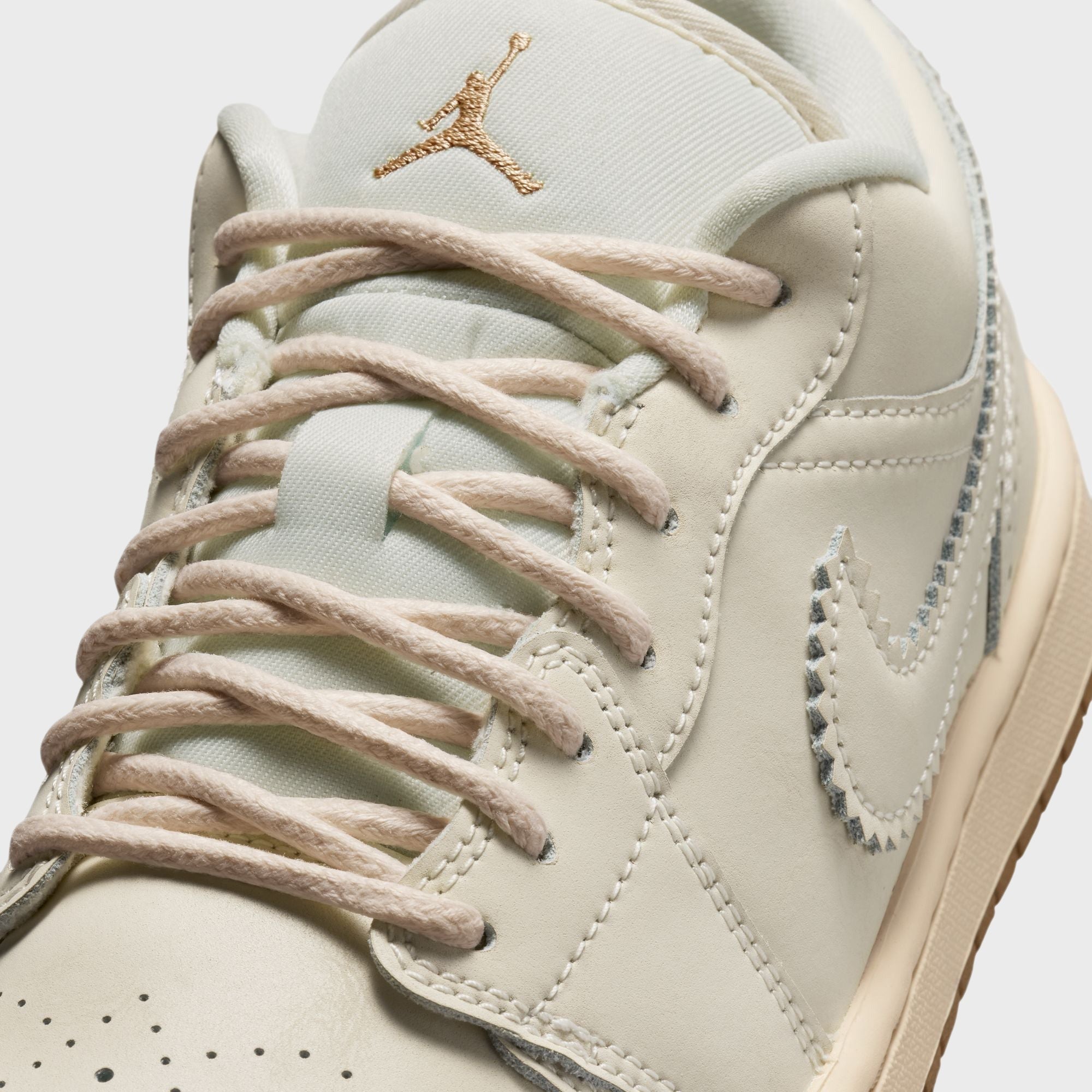 Jordan WMNS Air Jordan 1 Low SE - Chalk / Metallic Gold / Pearl White