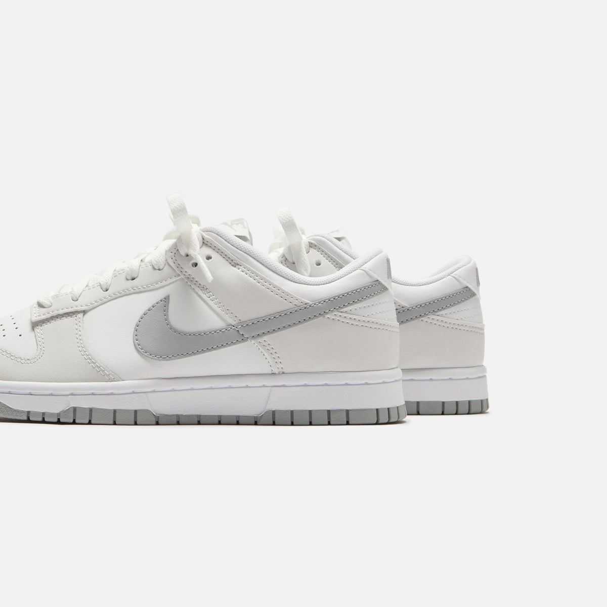 Nike Dunk Low Retro - Summit White / Light Smoke Grey / Platinum