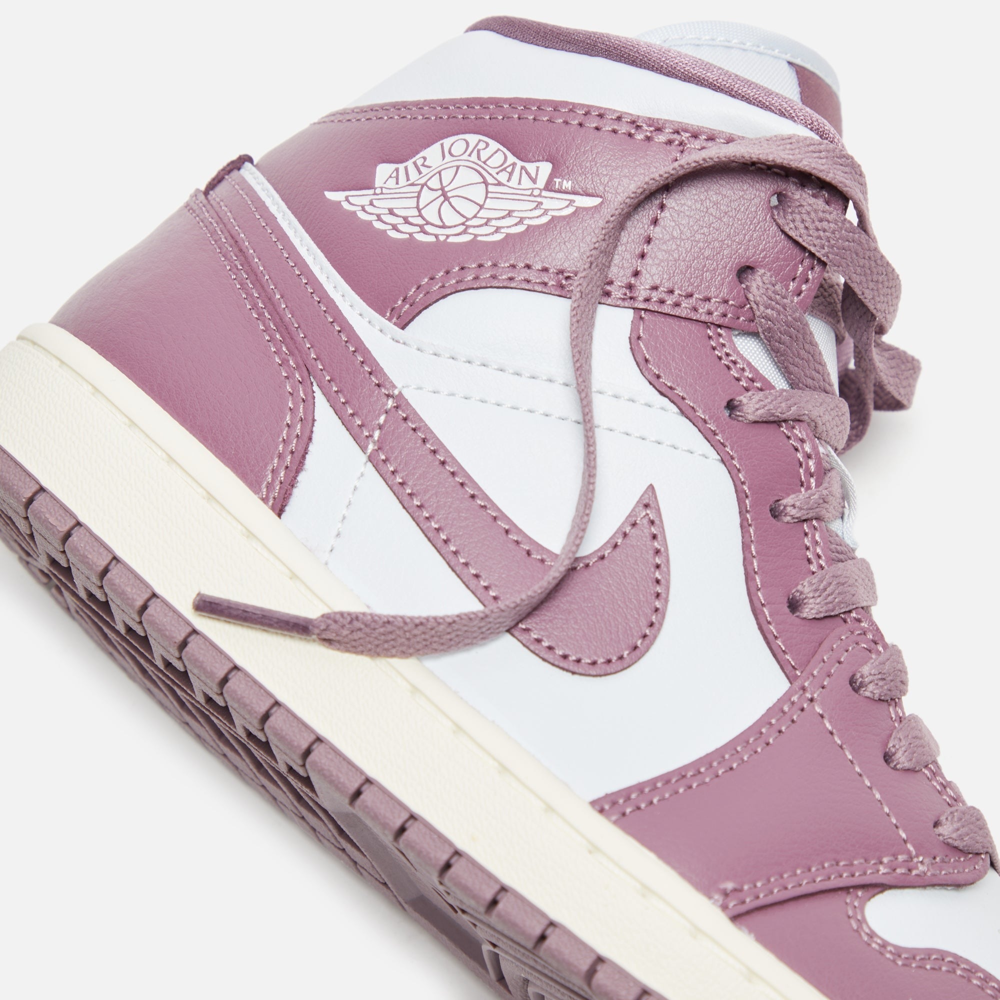 Nike WMNS Air Jordan 1 Mid - Pure Platinum / Sky J Mauve / Sail