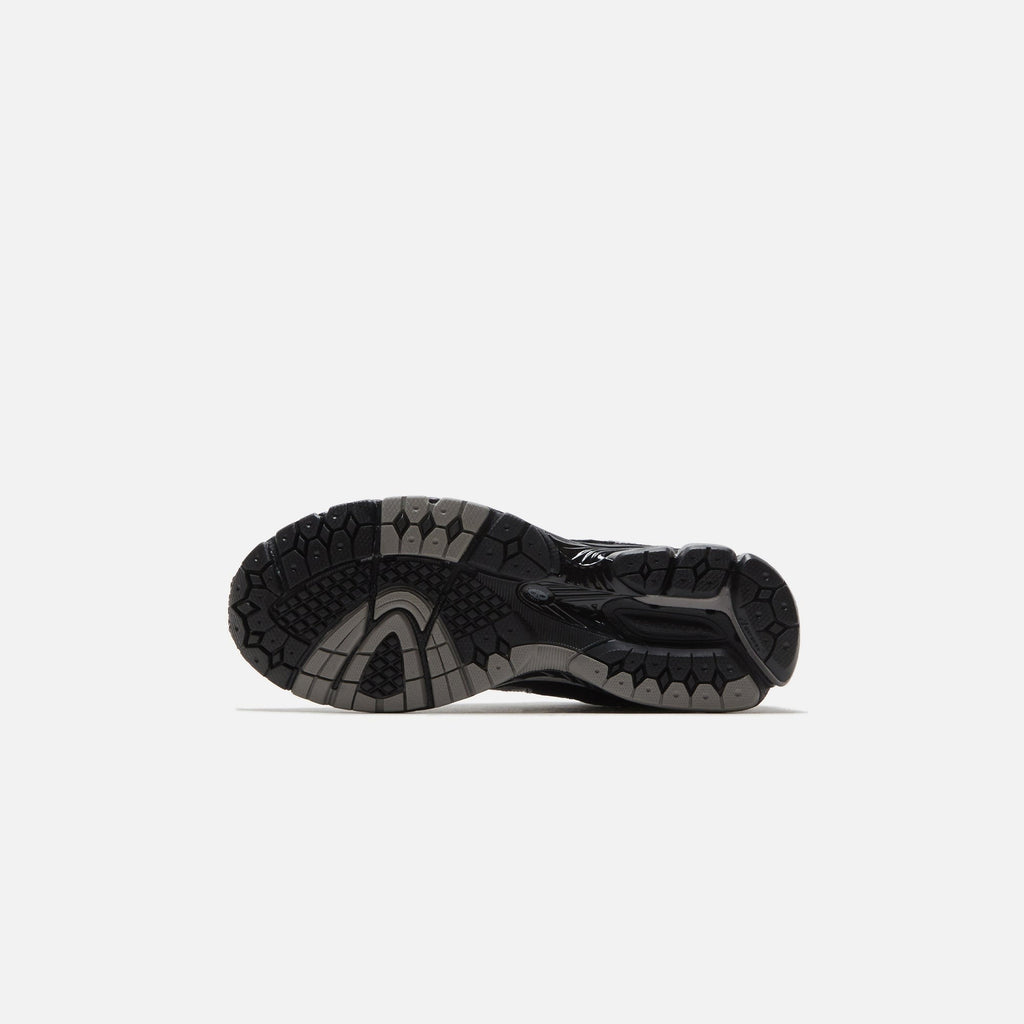 New Balance 860v2 - Black / Silver Metallic