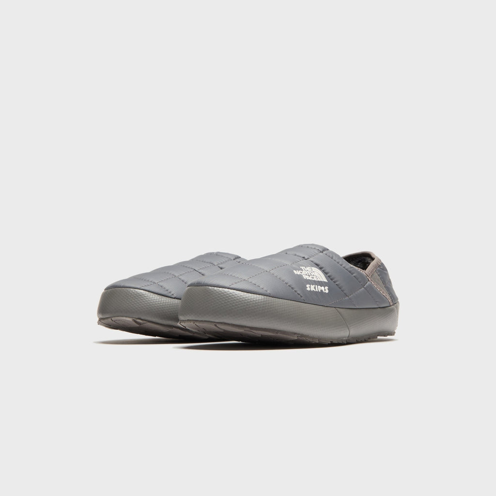 The North Face x SKIMS WMNS Thermoball Traction Mule V - Gunmetal