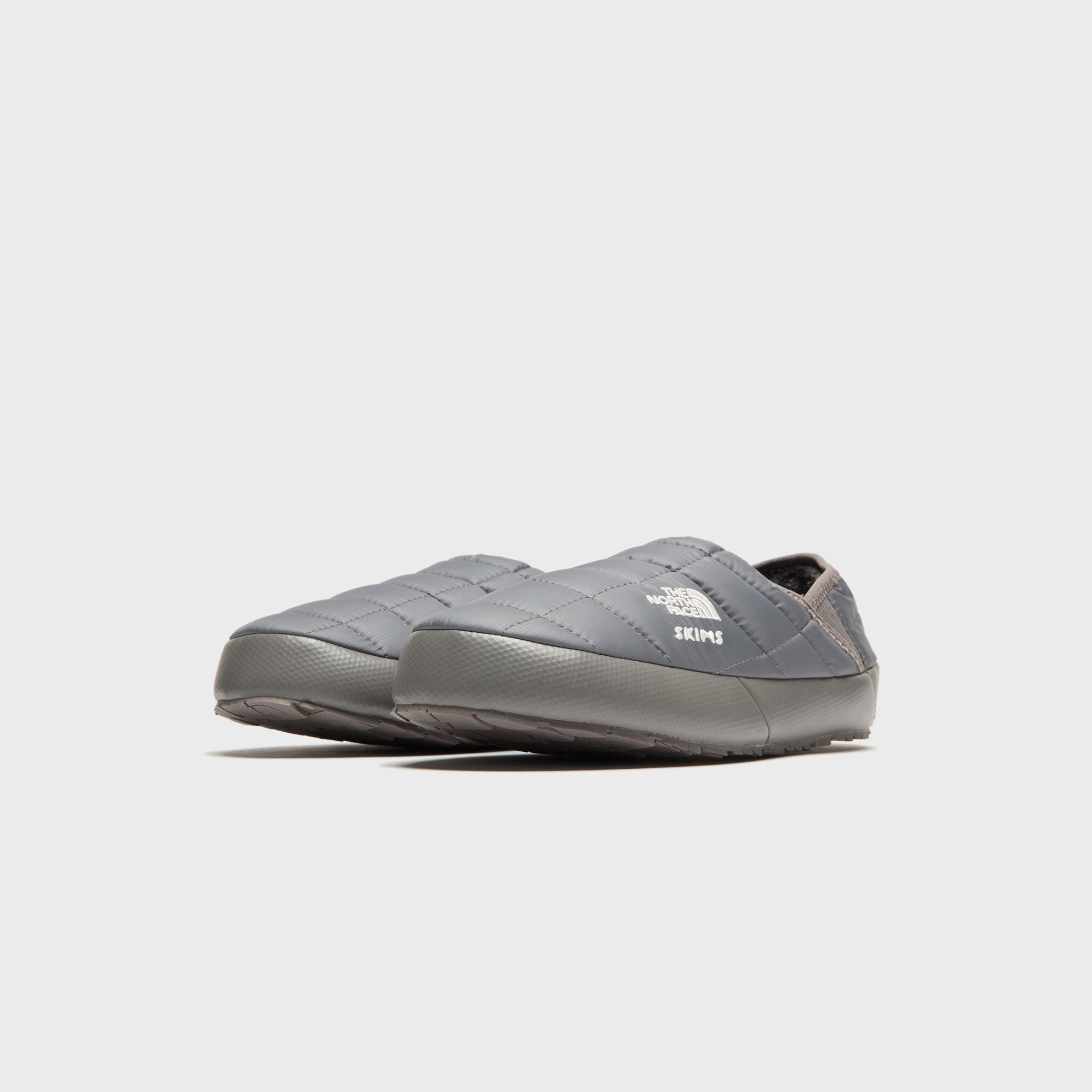 The North Face x SKIMS WMNS Thermoball Traction Mule V - Gunmetal
