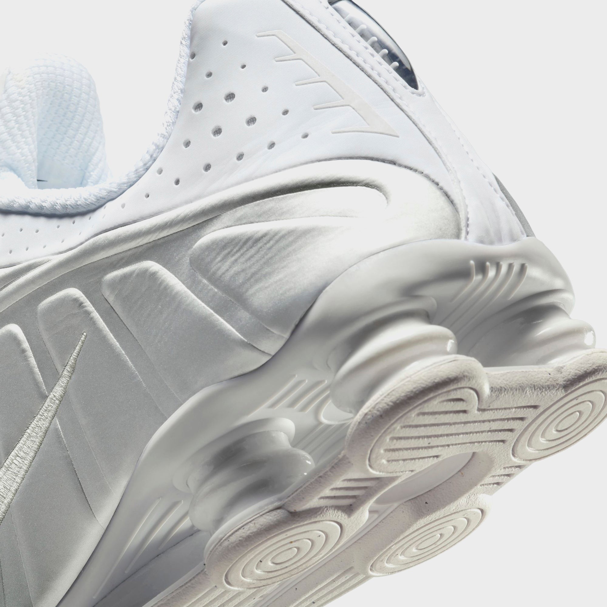 Nike Shox R4 - White / Metallic Silver / White / Bright Crimson